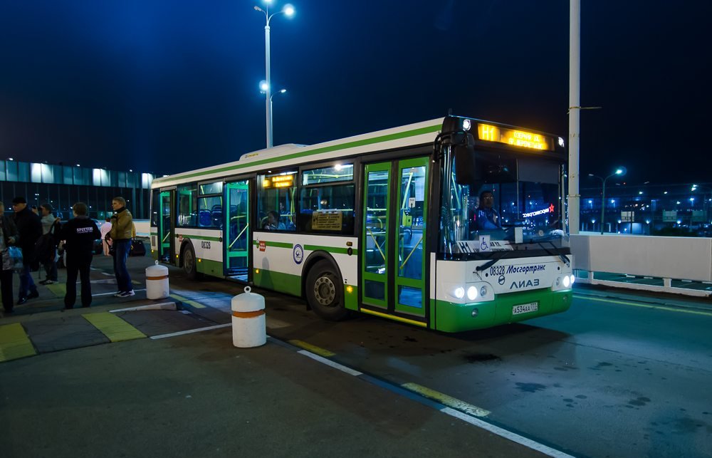 Автобус на остановке