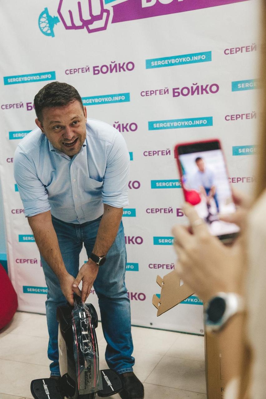 Депутат Сергей Бойко с моноколесом