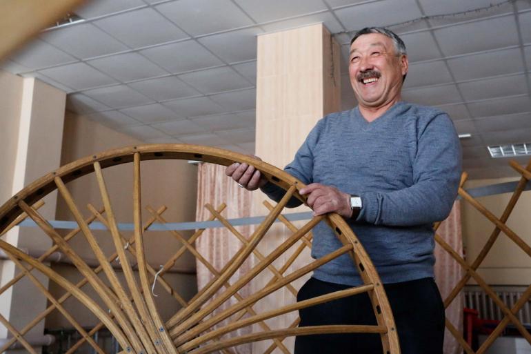 Казахский старейшина собирает юрту