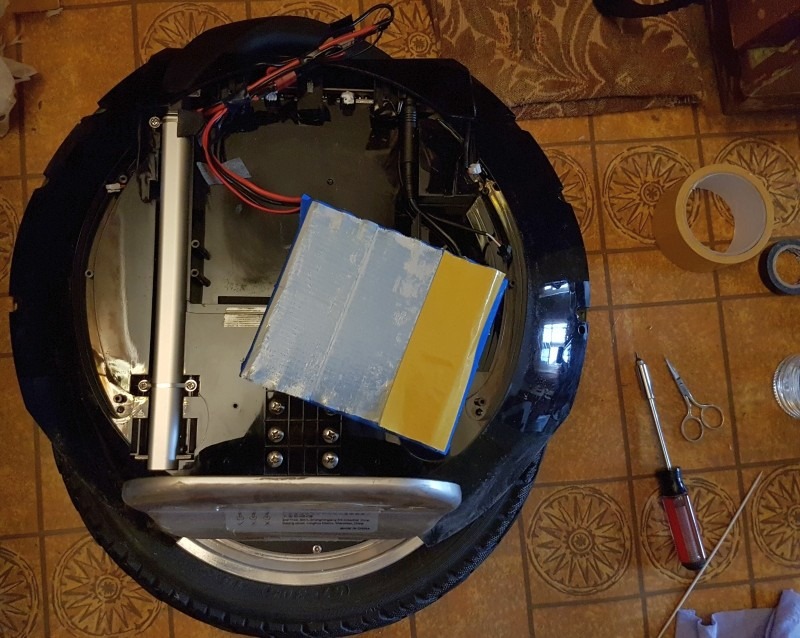 Крепление батареи моноколеса на двухсторонний скотч