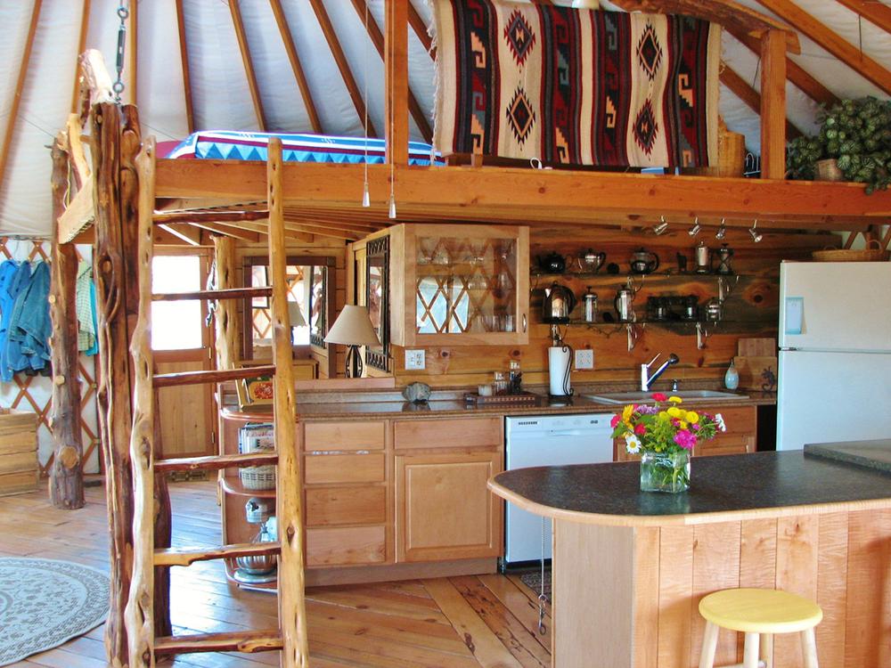Кухня под спальней в юрте