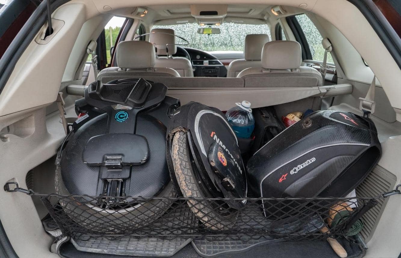 Моноколёса в багажнике авто