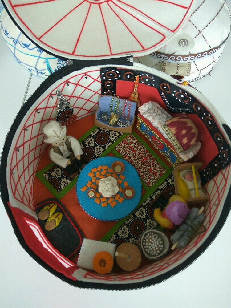 Можно открыть крышу юрты и играть с тем, что находится внутри игрушечного жилища