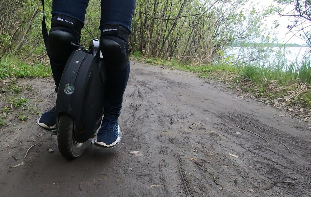 На моноколесе по мокрой грунтовке