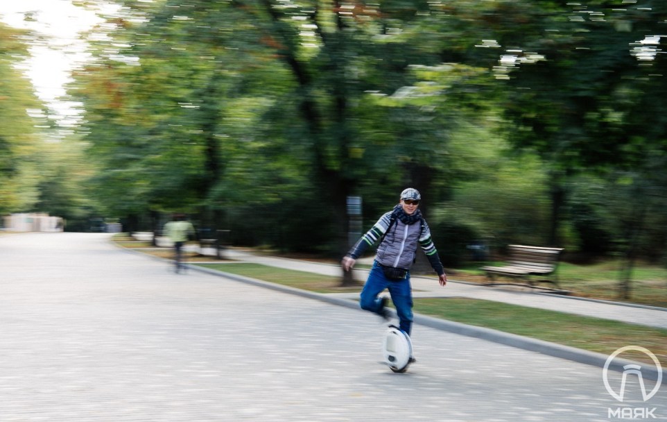 На одной ноге на моноколесе