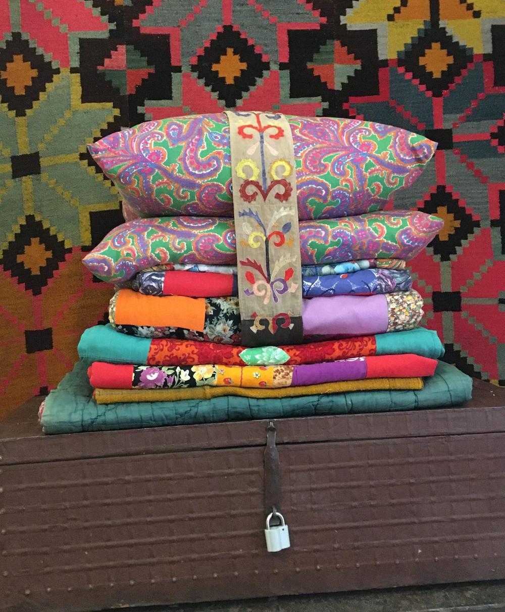 Одеяла и подушки в юрте