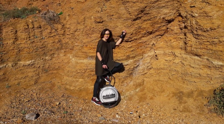 Первой на моноколесо встала жена