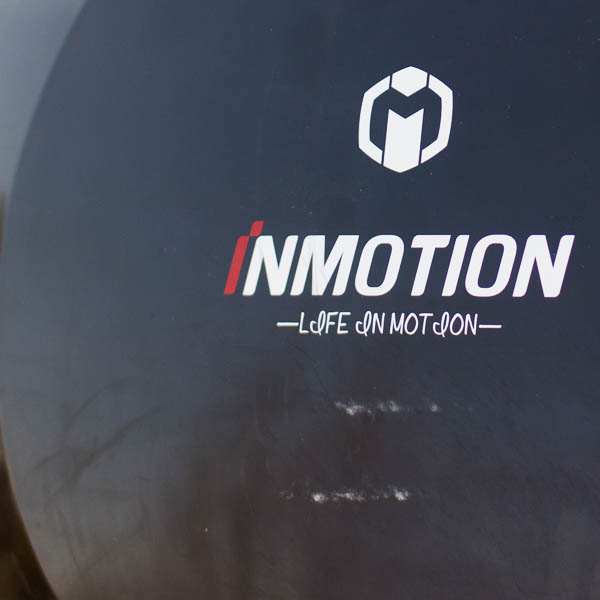 Под логотипом - белые потертости на корпусе от педалей