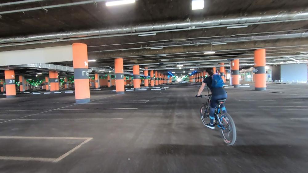 Подземный паркинг опустевшей Меги