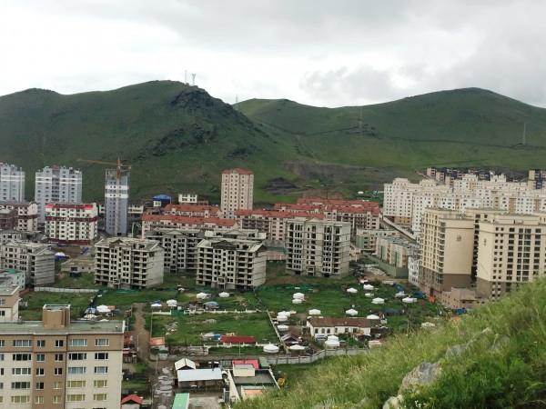 С вершины видны жилые юрты