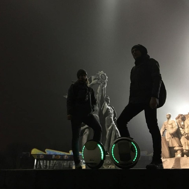 С женой на моноколесе