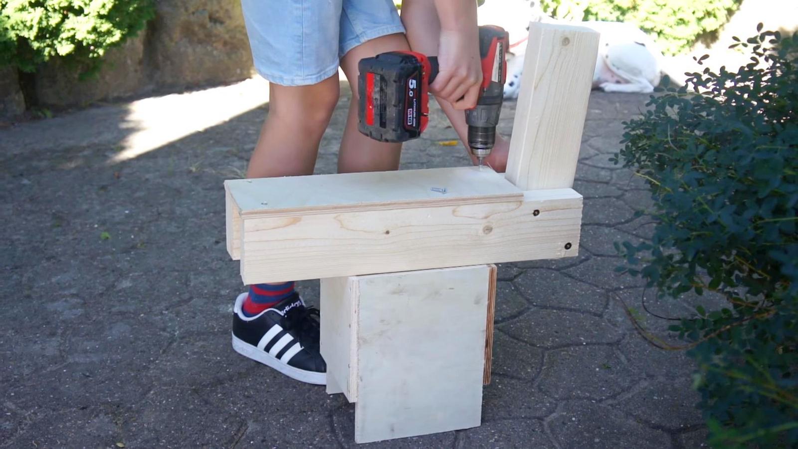 Скручиваем сиденье саморезами