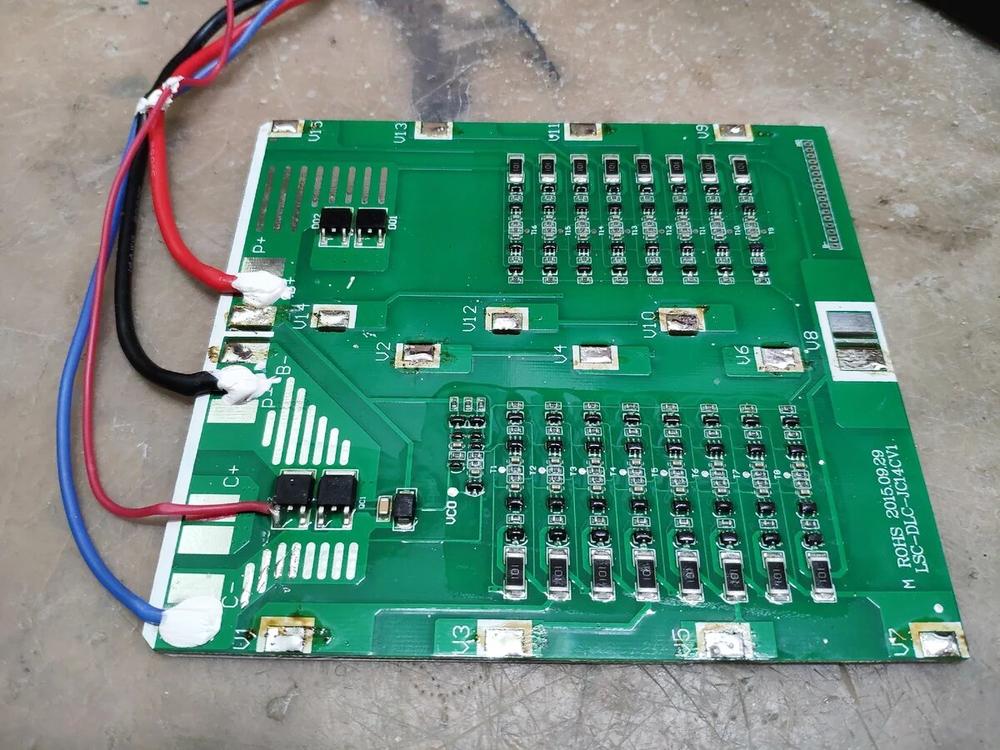 Снимаем плату BMS с батарейного блока