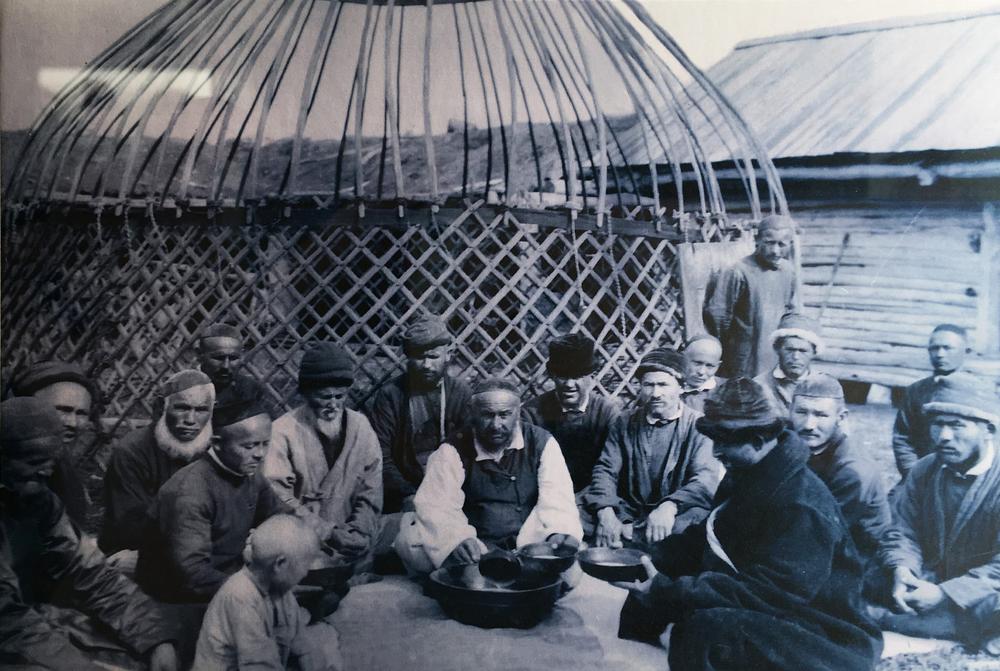 Старое фото с юртой