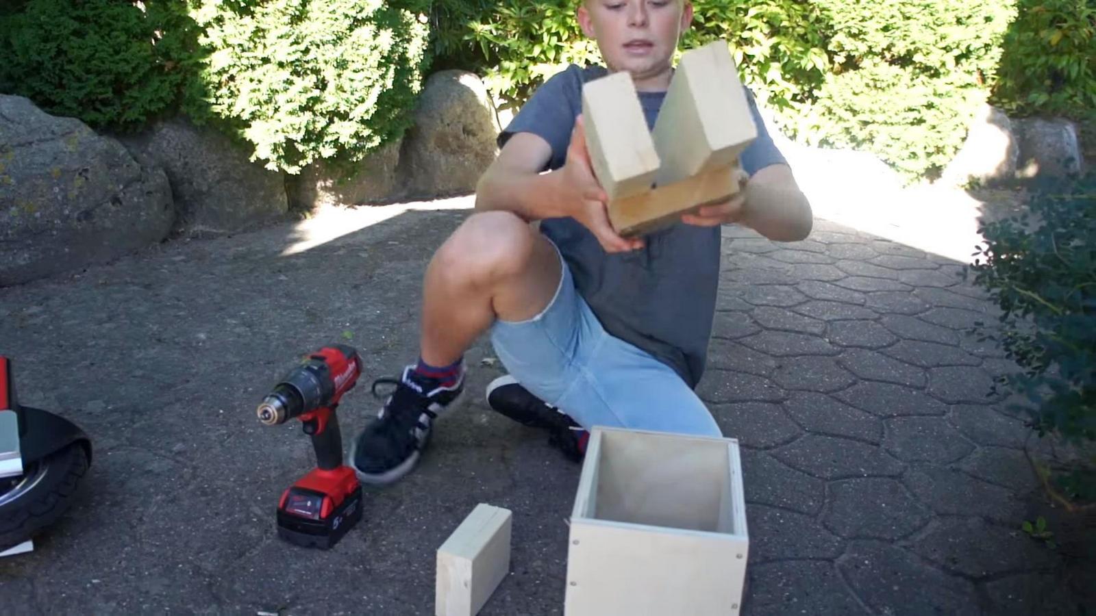 Ставим крышку в корпус