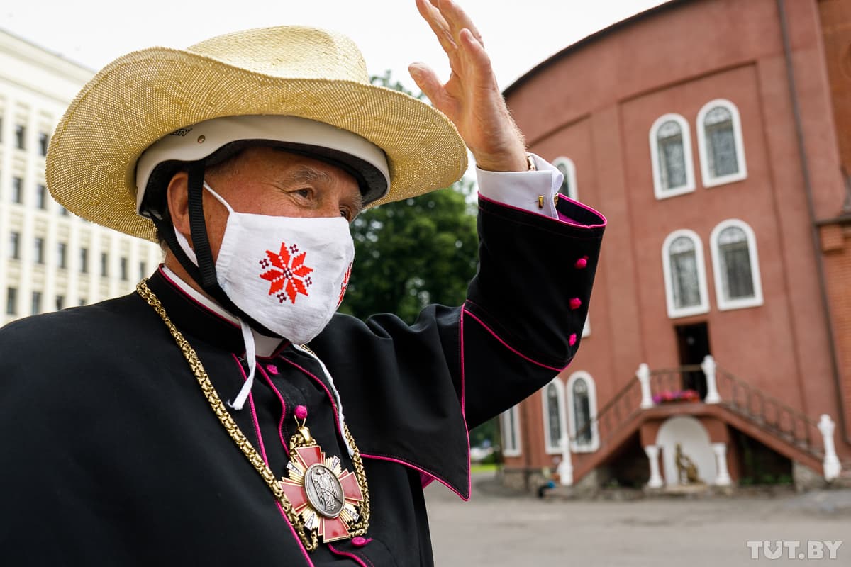 Священник в шлеме - шляпе