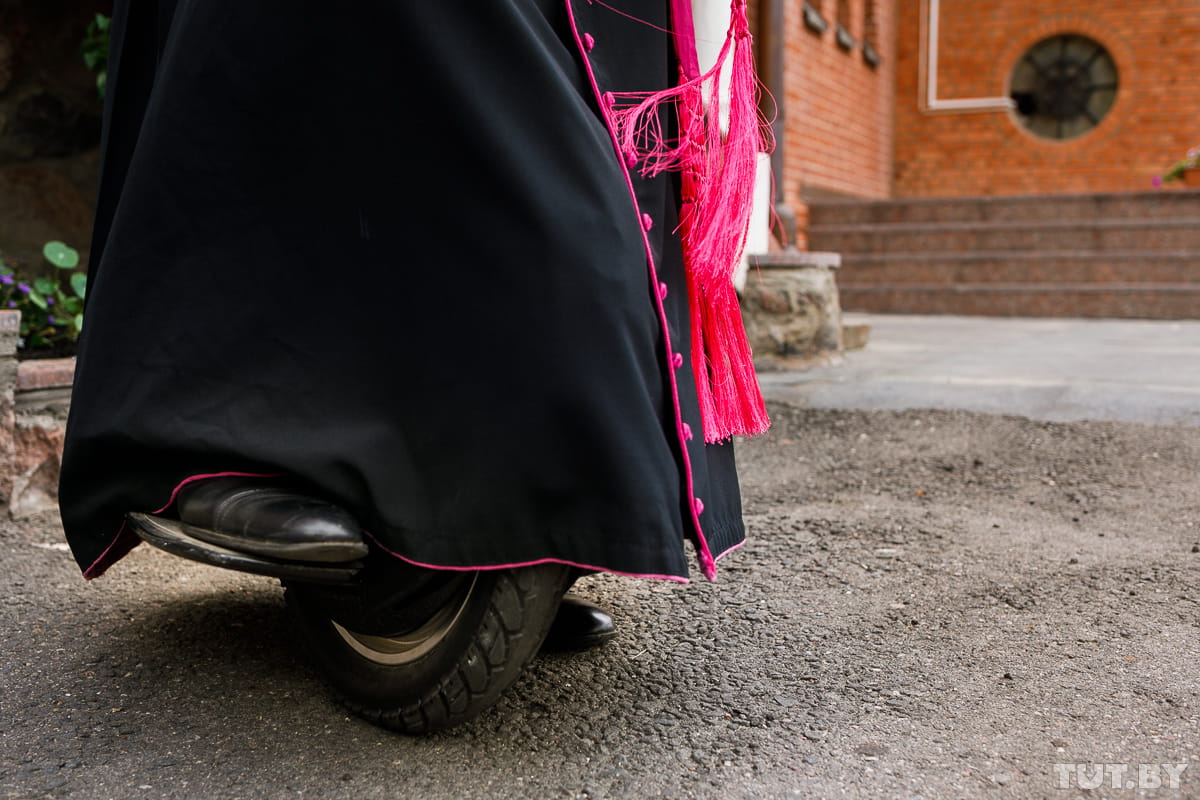 Священник встаёт на моноколесо