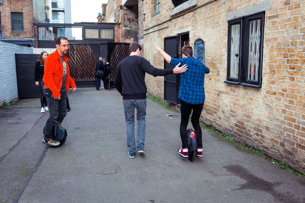 Тимур Артемьев (слева) наблюдает за процессом обучения