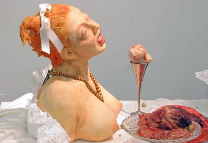 Торт изготовленный в форме жертвы