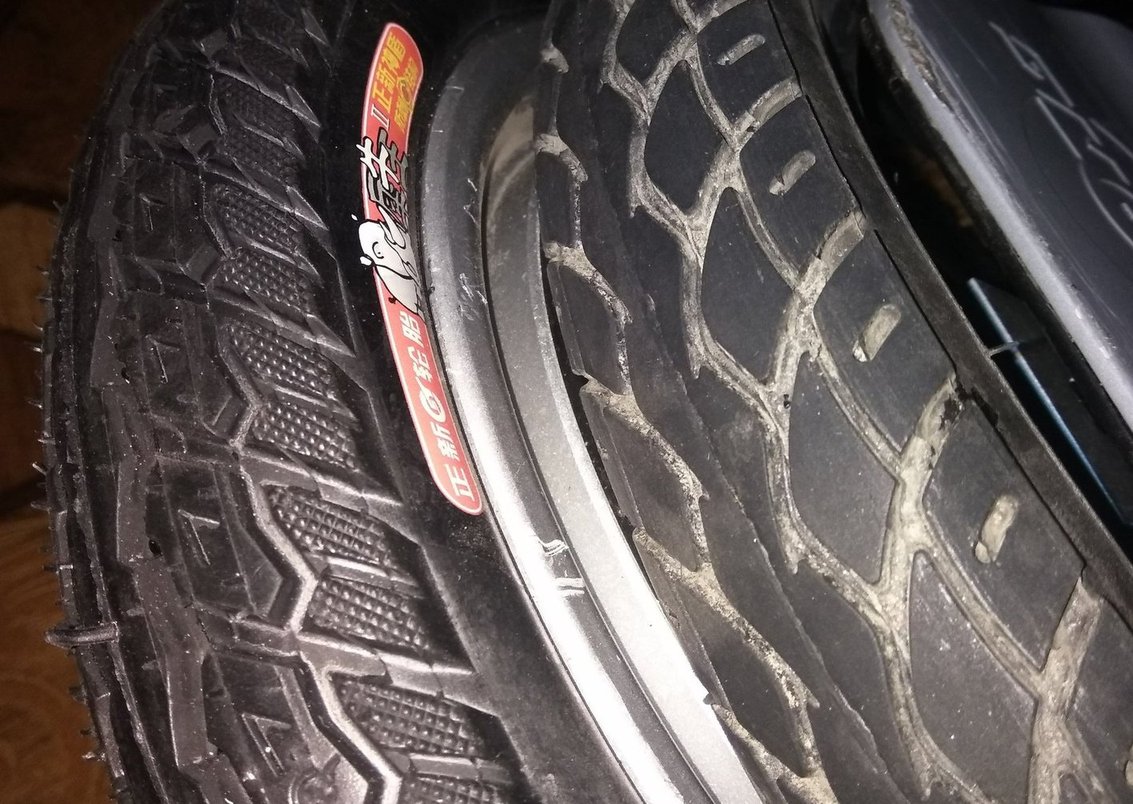 Усиленная антипрокольная покрышка «Носорог» (слева) и стоковая Kenda (справа)