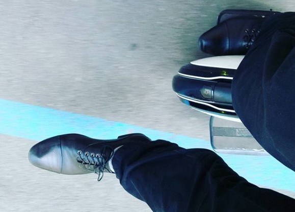 В туфлях на моноколесе