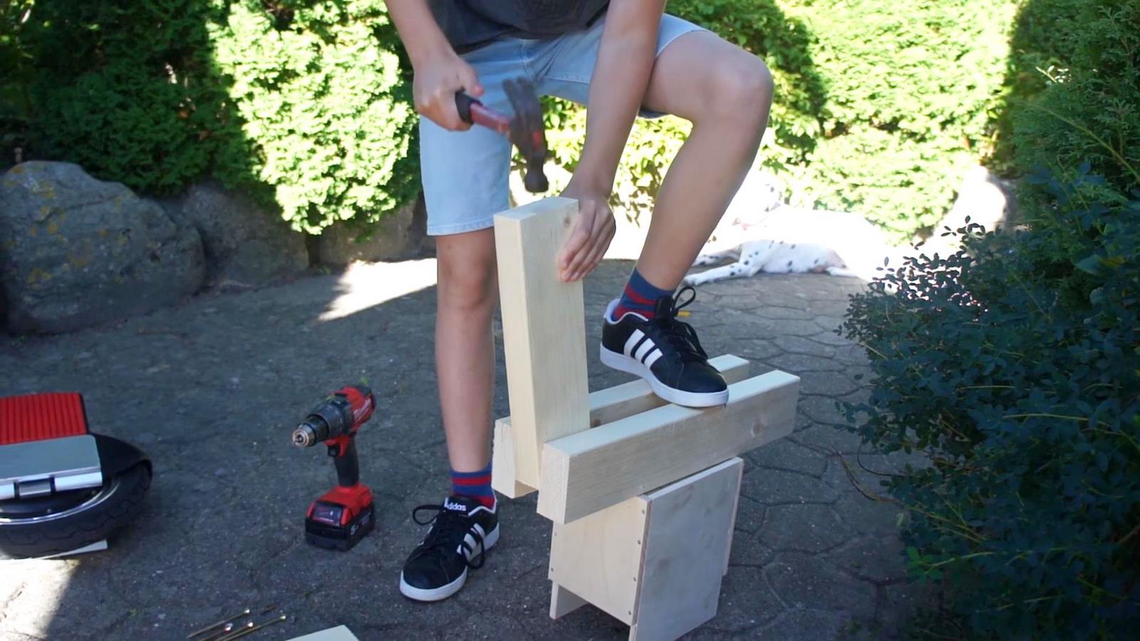 Вбиваем стойку в крышку