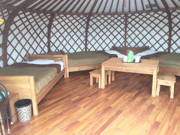 Внутри туристической юрты