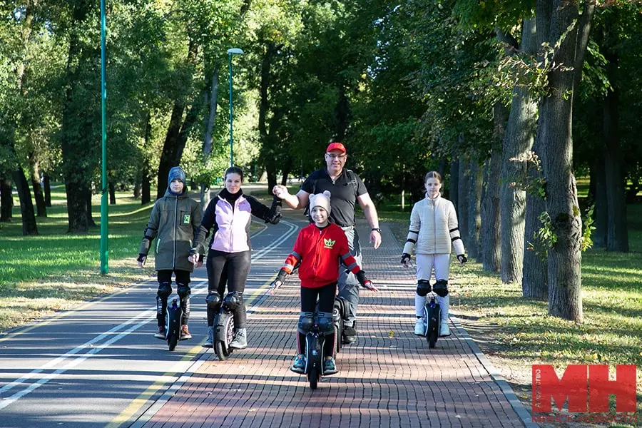 Вся семья на моноколёсах