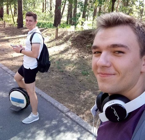 Взрослые тоже иногда катаются на моноколесе просто для удовольствия