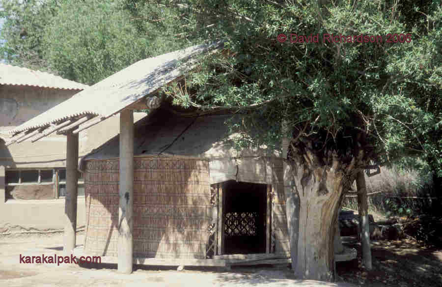 Юрта под специально построенным укрытием в Казаяклалаве