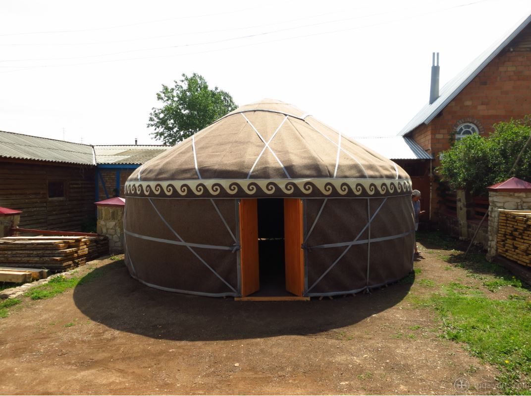 Юрта с внешним украшательством