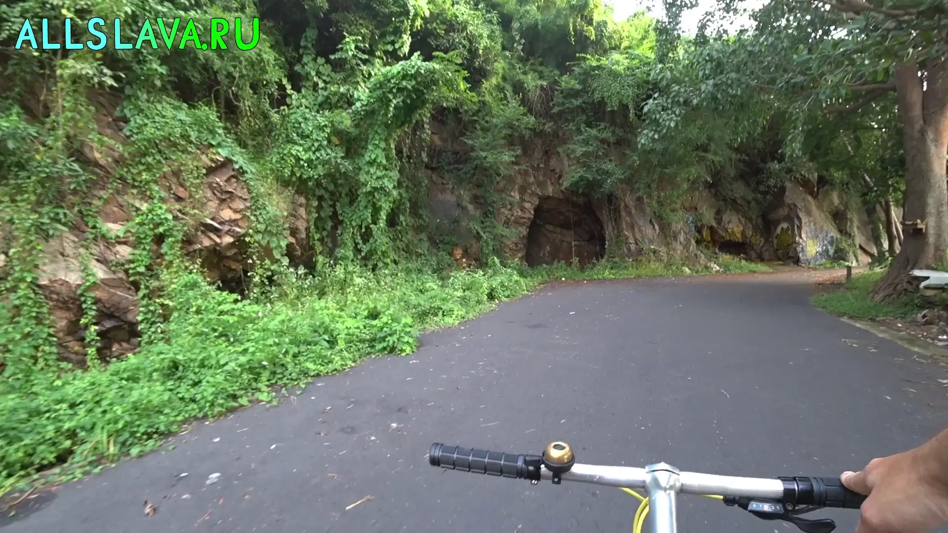 Горы, пальмы, красивые виды с велосипеда