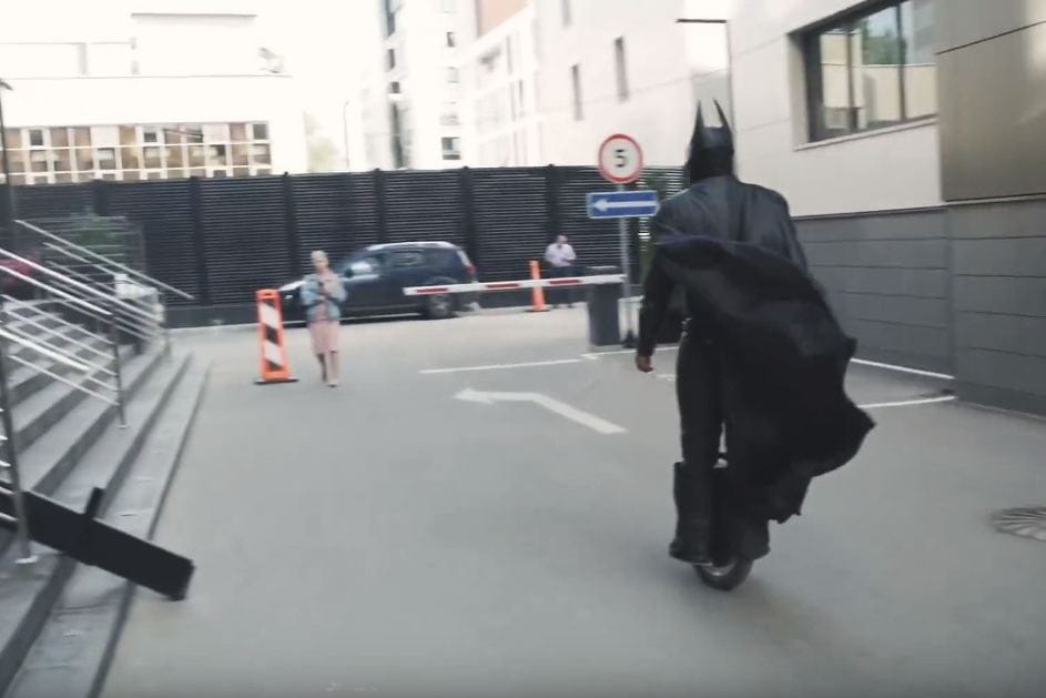 Бэтмэн на моноколесе