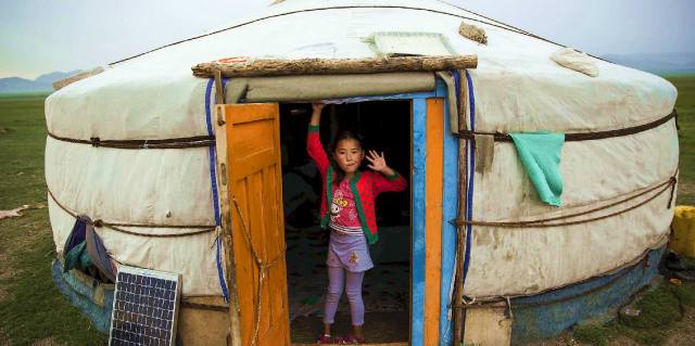 Девочка в юрте