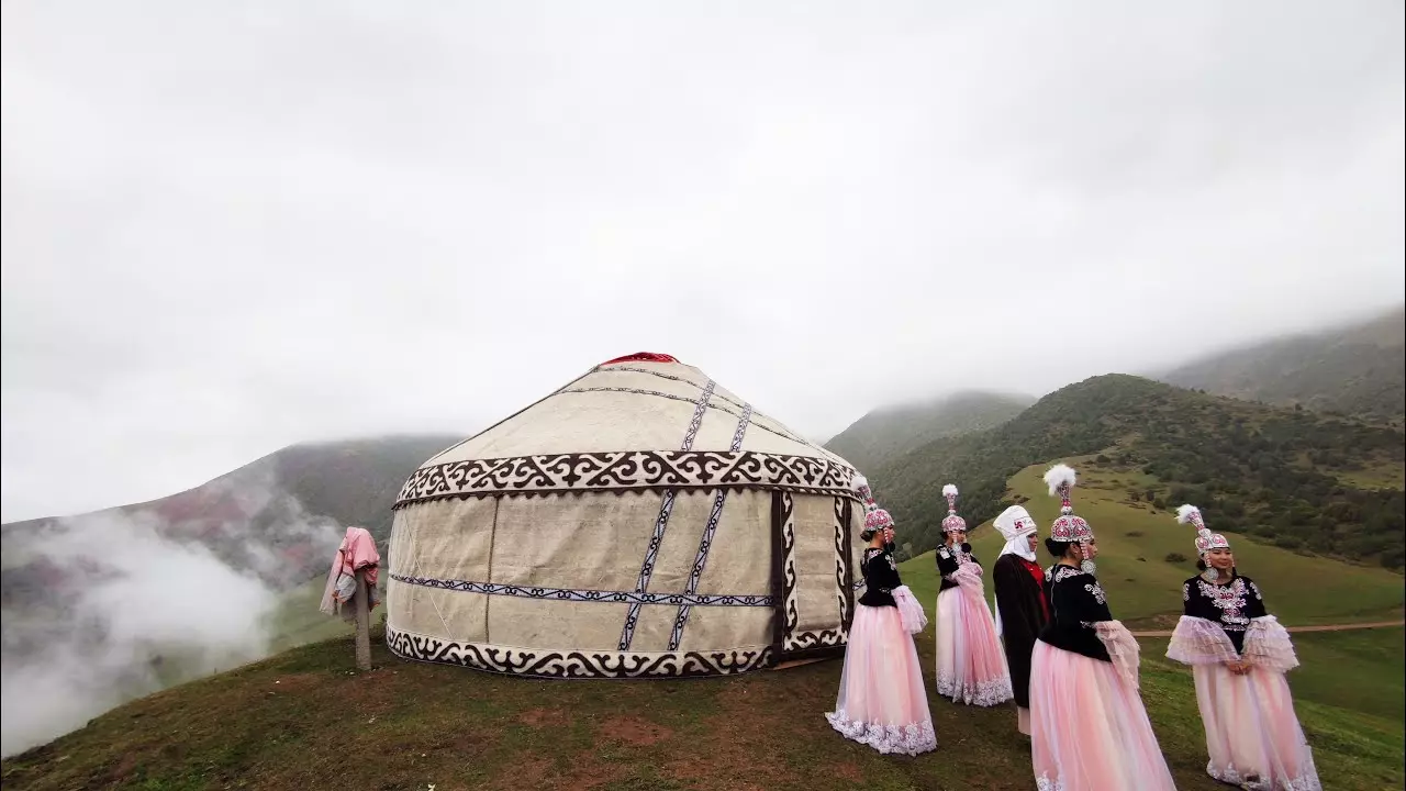 Кыргызская юрта - сборка в горах