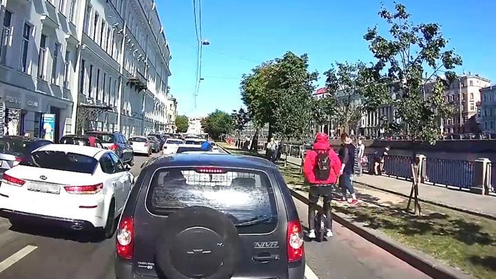 Моноколёсник сбил ребенка с отцом в Петербурге