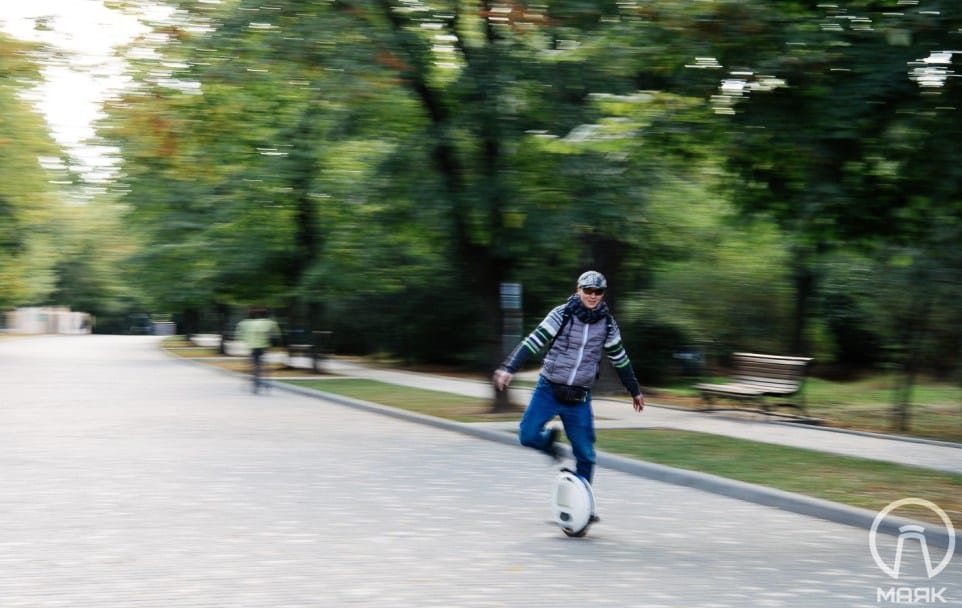 На одной ноге на моноколесе