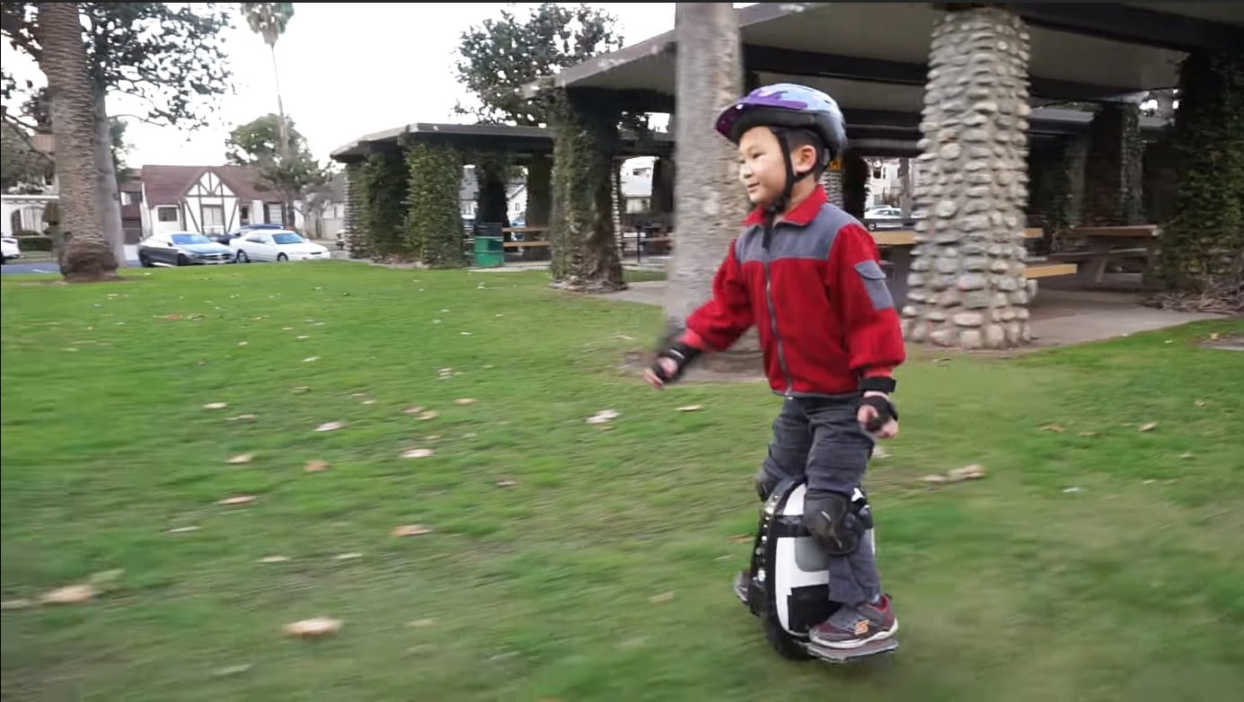 Пятилетний мальчик на моноколесе