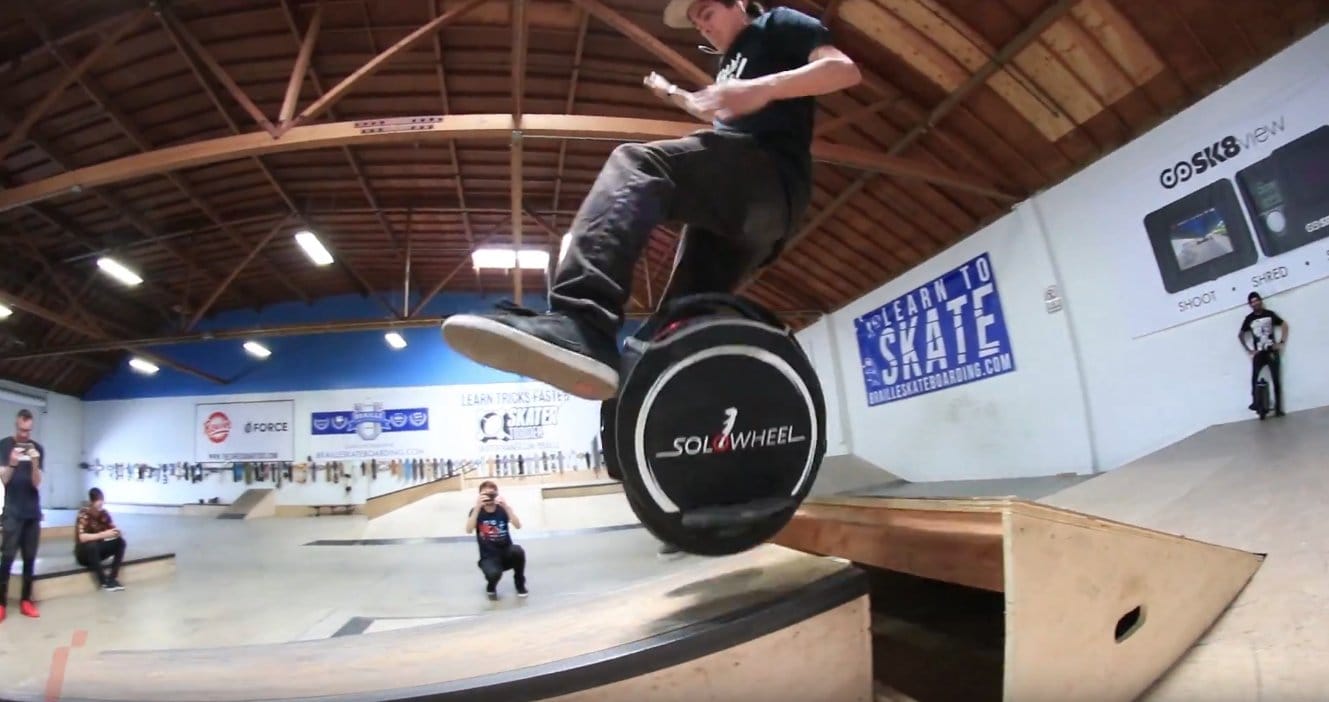 Скейтер на моноколесе