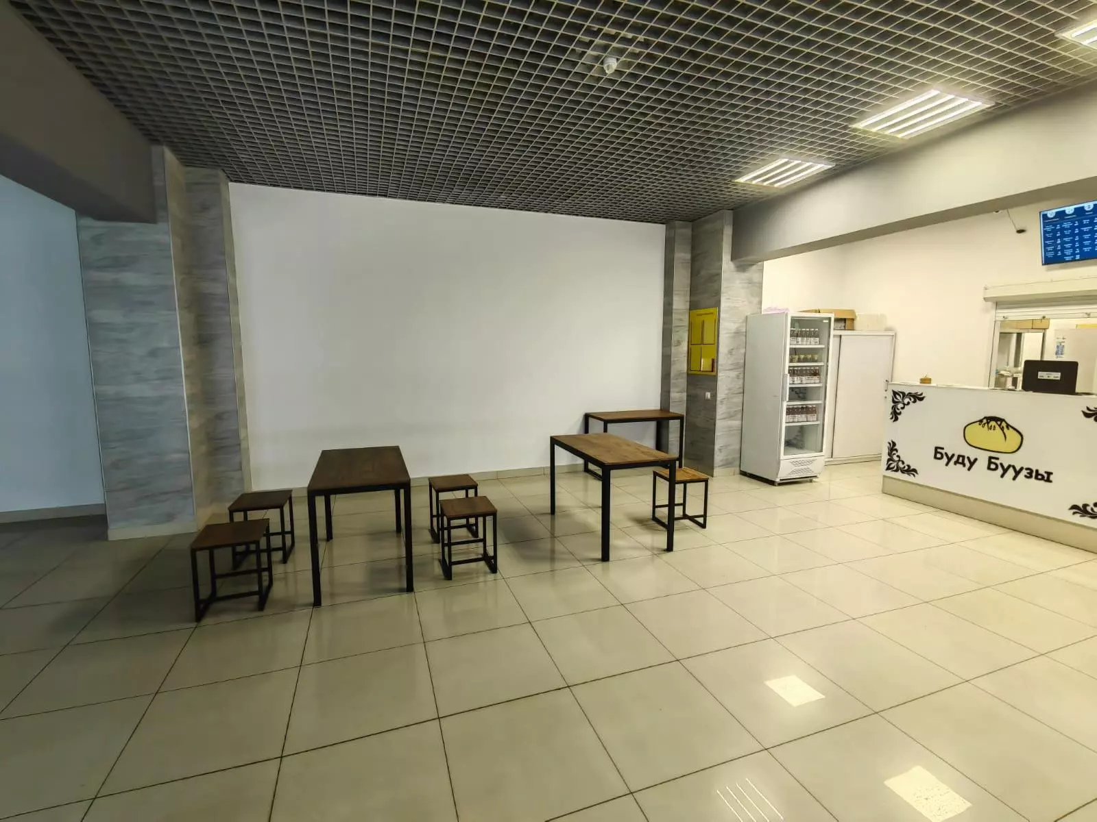 Столы на фудкорте на полтавском