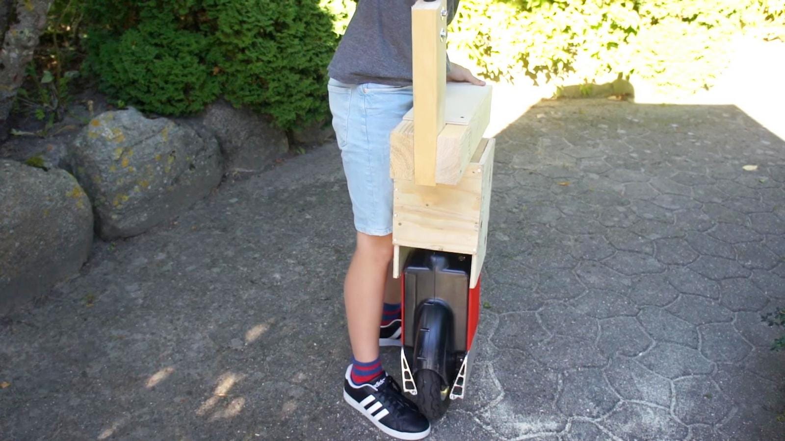 Устанавливаем сиденье с рулем на моноколесо