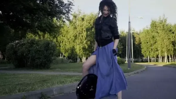 А не боишься, что юбка на моноколесо намотается?