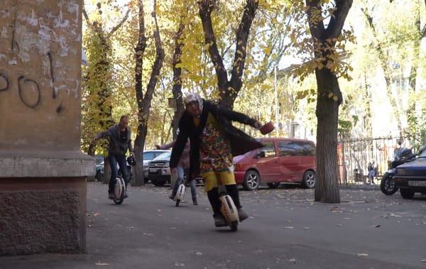 Бабка на моноколесе