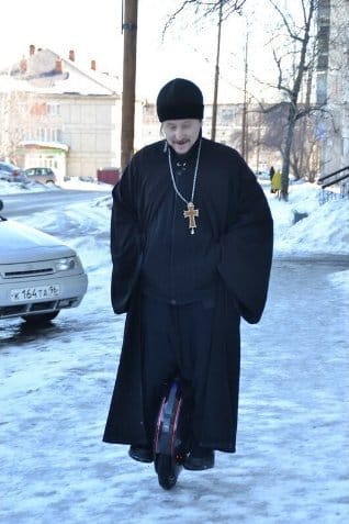 Батюшка на моноколесе