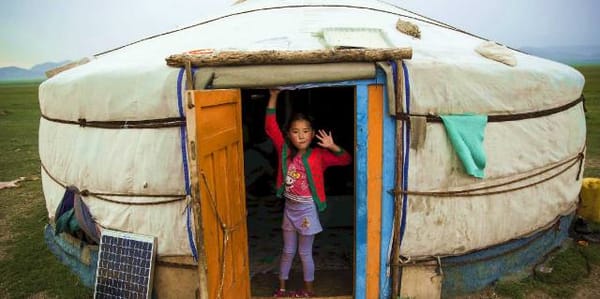 Девочка в юрте
