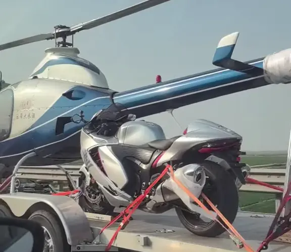 Едет на автодоме на яхту