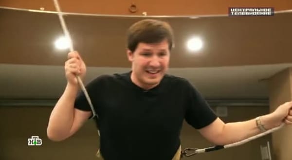 Клоун из НТВ на моноцикле