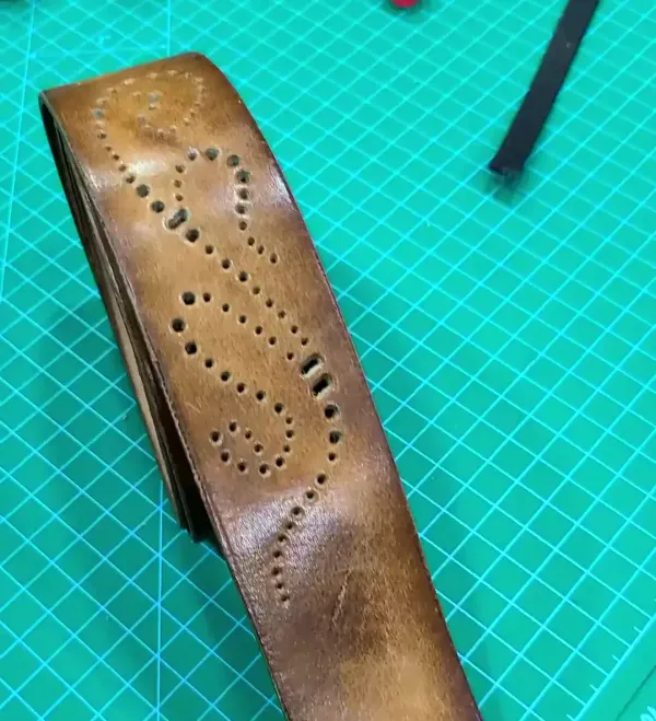 Кожаный ремень с выбитым рисунком и отполированный воском