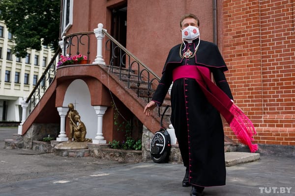 Ксендз-каноник Владислав на моноколесе