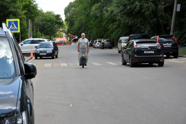 Михаил Минаков на моноколесе